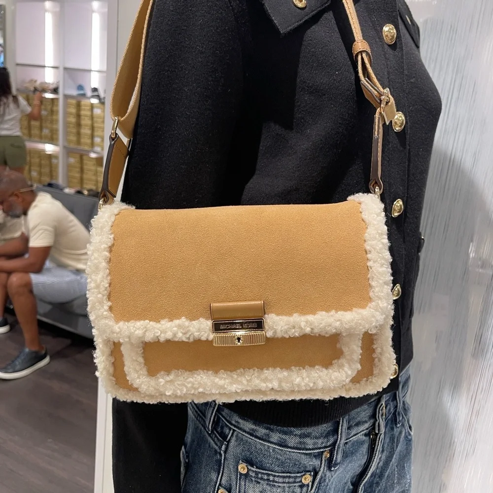 MICHAEL KORS Bradshaw Medium Suede and Faux Shearling Messenger Bag
Peanut
NWT - Picture 15 of 16